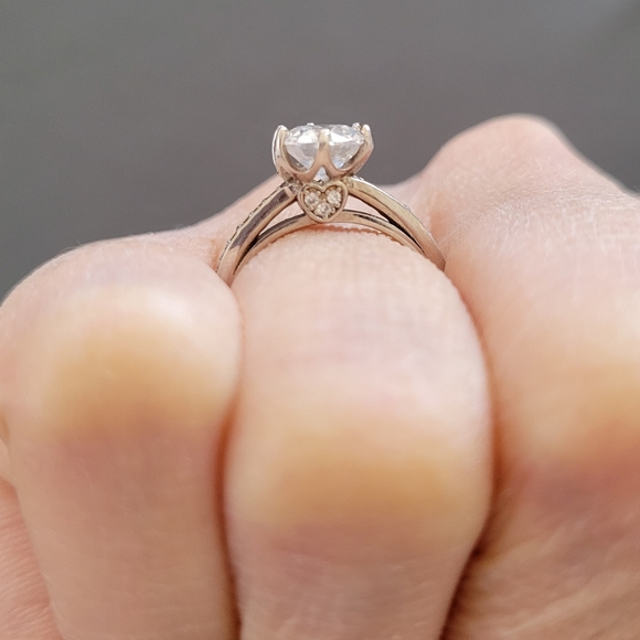 Moissanite 1 Carat Round Brilliant Ring - Picture 4 of 7